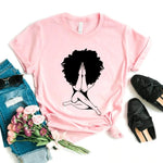 t-shirt rose femme afro en train de prier